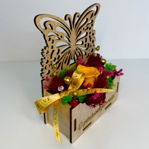Aranjament floral „Primavara frumoasa”, trandafir criogenat și licheni stabilizați, in suport decorativ din lemn - Img 3