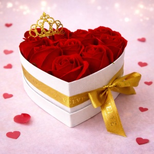 Aranjament floral „Royal Crown” in cutie inima cu 10 trandafiri de sapun și topper coroana aurie