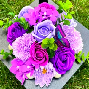 Aranjament floral pentru absolvire, in cutie in forma de toca cu flori de sapun, 20x20x9 cm, Mov