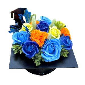 Aranjament floral absolvire 2026, cutie tip toca cu topper absolvent si flori de sapun