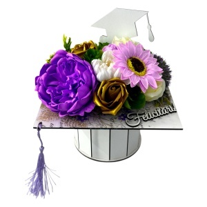 Aranjament floral absolvire 2026 Graduate in forma de toca, cu bujor, floarea soarelui si nufar de sapun, 20x20x12 cm