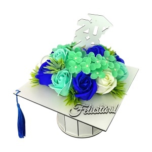 Aranjament floral absolvire 2026, in cutie alba in forma de toca cu flori de sapun, 20x20x23cm, Turqoise