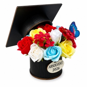 Aranjament floral absolvire 2026, in cutie neagra tip toca, cu trandafiri si hortensi, multicolor