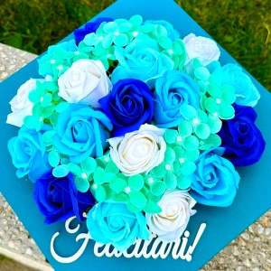 Aranjament floral absolvire 2026, in cutie tip toca, cu flori de sapun, 26x26x13cm, Bleu - Img 5