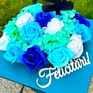 Aranjament floral absolvire 2026, in cutie tip toca, cu flori de sapun, 26x26x13cm, Bleu - Img 2
