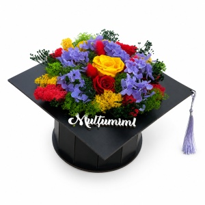 Aranjament floral absolvire 2026 in forma de toca neagra Graduate cu trandafiri criogenati, hortensii si licheni conservati