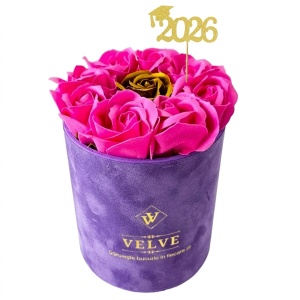 Aranjament floral absolvire 2026 VLV, cu 9 trandafiri de sapun, in cutie mov de catifea, Fucsia/Auriu