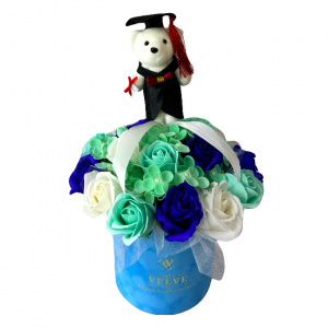 Aranjament floral absolvire, cu ursulet cu toca, trandafiri si hortensii, in cutie rotunda, turcoaz