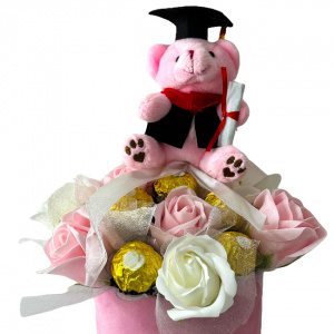Aranjament floral pentru absolvire, in cutie rotunda cu trandafiri si praline Ferrero Rocher, roz