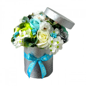 Aranjament floral absolvire Graduate in cutie rotunda argintie cu trandafiri din sapun si plante artificiale, alb