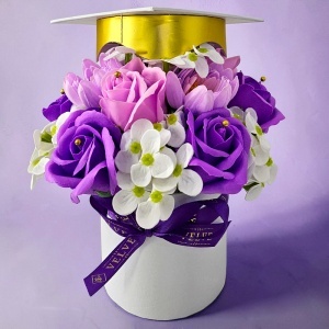 Aranjament floral absolvire Lavender Pink cu trandafiri de sapun, in cutie rotunda - Img 4
