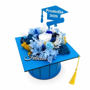 Aranjament floral absolvire Promotia 2026 in forma de toca albastra Graduate cu trandafiri criogenati, hortensii si licheni conservati - Img 3