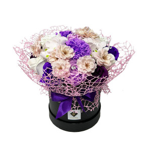 Aranjament floral Ametist cu flori de sapun, in cutie rotunda neagra, accesorizata cu funda si plasa sizal