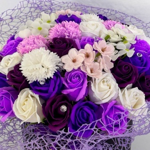 Aranjament floral Ametist, flori de sapun, in cutie rotunda neagra ⌀ 20cm, accesorizata cu funda si plasa sizal, mov-crem-alb - Img 4
