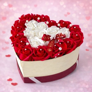 Aranjament floral Brilliant Heart, cu 23 trandafiri sapun si accesorii perlate, cutie in forma de inima, Rosu-Alb