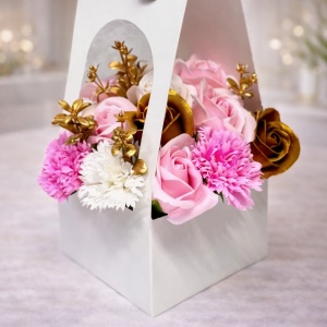 Aranjament floral Butterfly, cu trandafiri si garoafe din sapun, plante decorative, in cos deosebit cu toarte, Alb - Img 2