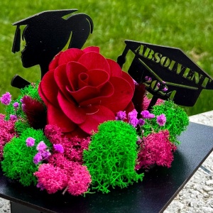 Aranjament floral Ceremony, tip toca, cu licheni criogenati stabilizati, lagurus criogenat si begonie din lemn, Bordo