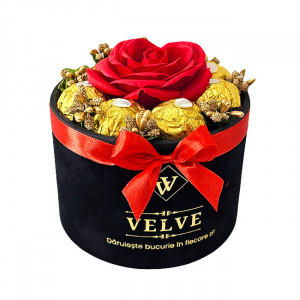 Aranjament floral Chocolate Rose cu un trandafir de sapun, stamine aurii si 8 praline Ferrero Rocher, in cutie neagra cu catifea, Rosu - Img 6