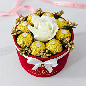 Aranjament floral Chocolate Rose cu un trandafir de sapun, stamine aurii si opt praline Ferrero Rocher, in cutie de catifea, Alb 2