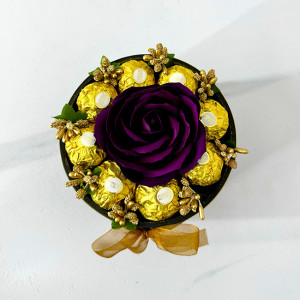 Aranjament floral Chocolate Rose cu un trandafir de sapun, stamine aurii si opt praline Ferrero Rocher, in cutie neagra cu catifea, Mov Burgundy 2
