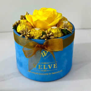 Aranjament floral Chocolate Rose cu un trandafir de sapun, stamine aurii si opt praline Ferrero Rocher, in cutie albastra cu catifea, Galben