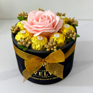 Aranjament floral Chocolate Rose cu un trandafir de sapun, stamine aurii si opt praline Ferrero Rocher, in cutie neagra cu catifea, Roz 2
