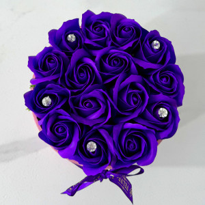 Aranjament floral Crystal Beauty cu 15 trandafiri de sapun, cristale artizanale, in cutie roz cu catifea, Albastru indigo - Img 2
