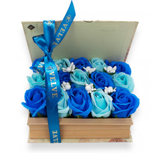 Aranjament floral cu 15 trandafiri din sapun, in cutie tip carte, cu flori blue si albastru