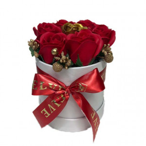 Aranjament floral cu sapte trandafiri din sapun si accesorii, in cutie rotunda alba