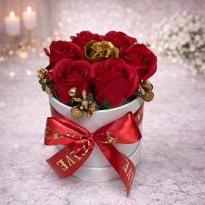 Aranjament floral cu sapte trandafiri din sapun si Stamine gold, in cutie rotunda alba