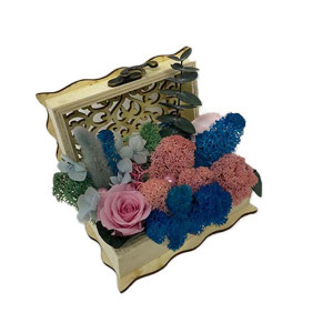 Aranjament floral cu trandafir criogenat, in cutiuta tip cufar, roz pal, 13 x 7,5 cm