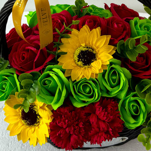 Aranjament floral cu trandafiri de sapun si alte accesorii in cosulet impletit, galben-rosu- verde - Img 4