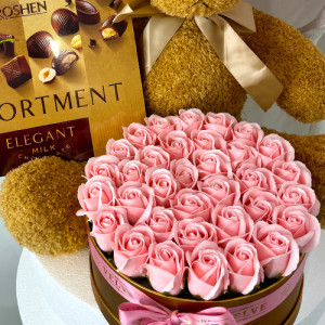 Aranjament floral cu ursulet de plus Crem 60cm, 33 trandafiri sapun in cutie rotunda aurie, praline Roshen 145gr, Roz - Img 5