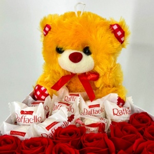 Aranjament floral in cutie in forma de inima, cu trandafiri din sapun, Praline Raffaello 90gr si ursulet