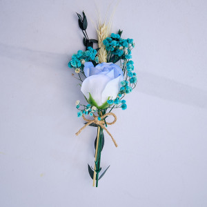 Aranjament floral de primavara, cu flori uscate si trandafir de sapun, albastru
