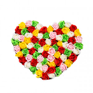Aranjament floral Dye, in cutie inima rosie, cu 75 trandafiri din sapun