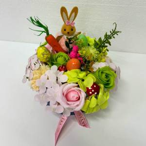 Aranjament floral Easter, decoratiune iepure, 3 oua decorative, trandafiri,  garoafe si hortensii din sapun, plante verzi artificiale, in cutie rotunda 
