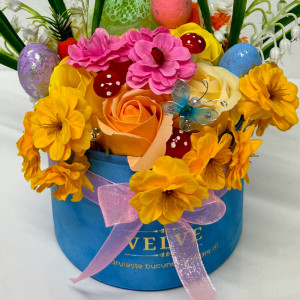 Aranjament floral Easter, decoratiune iepure, 3 oua decorative, trandafiri, maci, garoafe si flori cires din sapun, lacramioare artificiale, in cutie catifea rotunda albastra