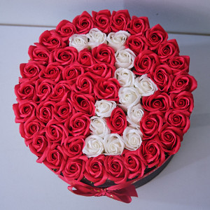 Aranjament Floral Etern personalizat cu litera J, in cutie rotunda neagra cu 55 trandafiri din sapun
