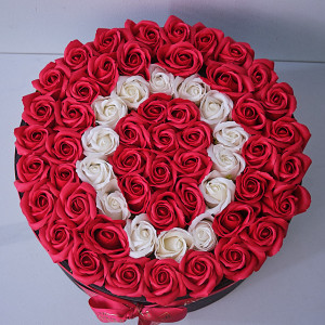 Aranjament Floral Etern personalizat cu litera O, in cutie rotunda neagra cu 55 trandafiri din sapun