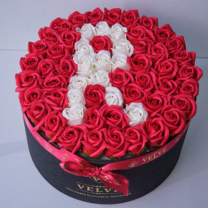 Aranjament Floral Etern personalizat cu litera R, in cutie rotunda neagra cu 55 trandafiri din sapun