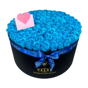 Aranjament floral gigant cu 101 trandafiri de sapun albastri, in cutie premium cu panglica albastra si felicitare personalizata, diametru 40 cm