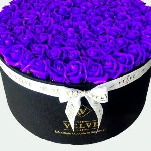 Aranjament floral gigant cu 101 trandafiri de sapun mov, in cutie premium cu panglica alba si felicitare personalizata, diametru 40 cm - Img 5