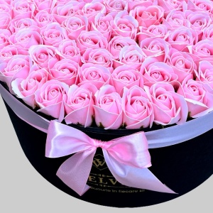 Aranjament floral 101 trandafiri de sapun, in cutie cadou cu felicitare personalizata, culoare roz , diametru 42cm