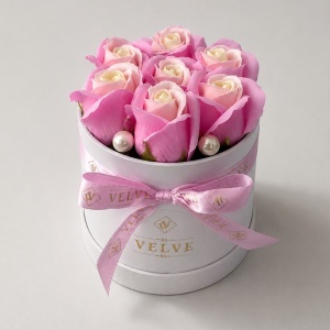 Aranjament floral Glamour Double Color cu 7 trandafiri de sapun bicolor, in cutie rotunda, 16x11 cm, Roz-Alb - Img 5