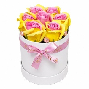 Aranjament floral Glamour Double Color cu 7 trandafiri de sapun bicolor, in cutie rotunda, 16x11 cm, Galben-Roz