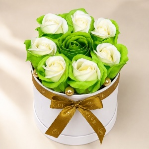 Aranjament floral Glamour Double Color cu 7 trandafiri de sapun bicolor, in cutie rotunda, 16x11 cm, Verde-Alb - Img 5
