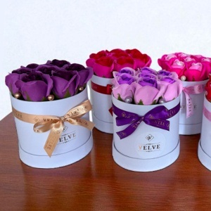 Aranjament floral Glamour Double Color, cutie rotunda cu 7 trandafiri sapun in doua culori, Lila-Mov - Img 5