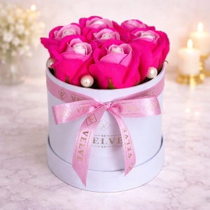 Aranjament floral Glamour Double Color, cutie rotunda cu 7 trandafiri sapun in doua culori, Fucsia-roz pal