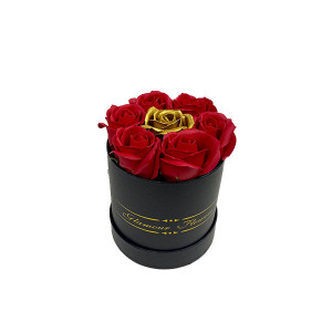 Aranjament floral Glamour Flower cutie rotunda neagra cu 7 trandafiri sapun Rosu
